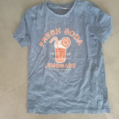 t shirt manche courte neuf  bleur et motif rouge tape à l'oeil